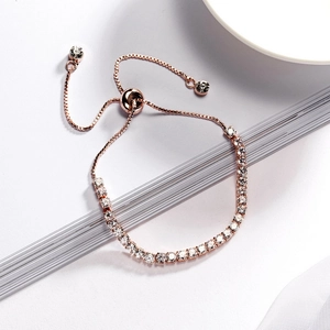 Gros plan du bracelet tennis en or rose avec zircons blancs et fermoir ajustable