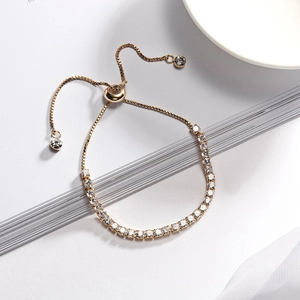 Détail du bracelet tennis doré avec zircons 3mm et fermoir coulissant réglable pour femme