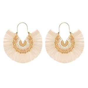 Böhmische fächerförmige Quastenohrringe mit goldenen Spitzenmustern in Beige