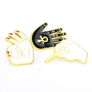Set di tre spille artistiche in smalto a forma di mano con bordo dorato per accessori