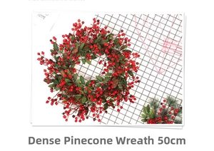 Détail d'une couronne de Noël de 50 cm avec baies rouges, pommes de pin et feuilles