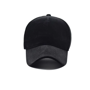 Minimalistische schwarze Baseballkappe aus Nerzimitat mit klassischer 6-Panel-Struktur