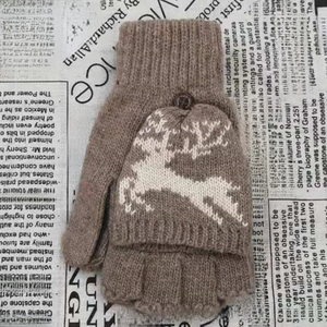 Détail de mitaines convertibles marron tricotées avec motif jacquard de renne blanc
