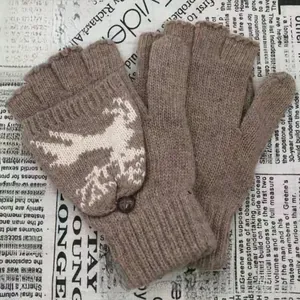 Vue détaillée des gants en tricot marron avec motif de renne et fermeture à rabat boutonnée