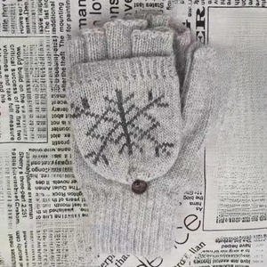 Gants en tricot gris avec motif de flocon de neige et design convertible pratique