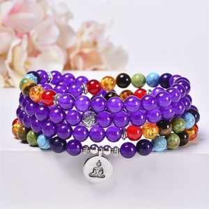 Dettaglio macro del bracciale in ametista naturale con 108 grani e ciondolo Albero della Vita