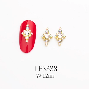 Gros plan du bijou d'ongle LF3338 avec strass carrés et cristaux colorés