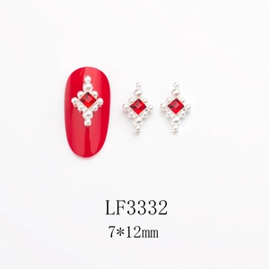 Détail de bijoux d'ongles 7x12mm avec cristal rouge et perles sur fond blanc pur