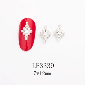 Bijou d'ongle croix 7x12mm avec perles blanches et cristal carré au centre détaillé