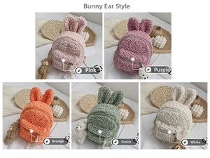 Détail des oreilles de lapin et du pendentif ours sur les sacs à dos en peluche enfant