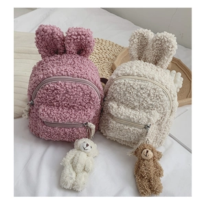 Détail de sacs à dos en peluche pour enfants avec oreilles de lapin et breloques ours