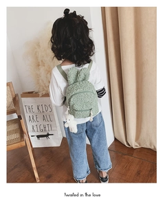 Détail du sac à dos enfant en laine d'agneau vert clair avec oreilles de lapin et ourson