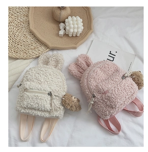 Détail du sac à dos pour enfants en laine d'agneau avec oreilles de lapin