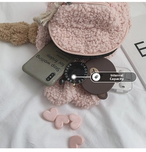 Vue détaillée montrant la capacité interne de la pochette ronde rose en peluche