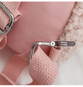Détail du sac à dos en laine d'agneau rose et cuir avec anneau en D en métal argenté