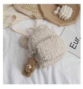 Détail du sac à dos en laine d'agneau pour enfant avec oreilles d'ours et peluche