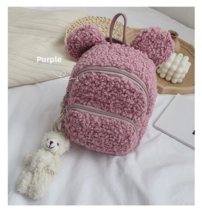 Détail du sac à dos enfant en polaire violette avec oreilles d'ours et pendentif peluche