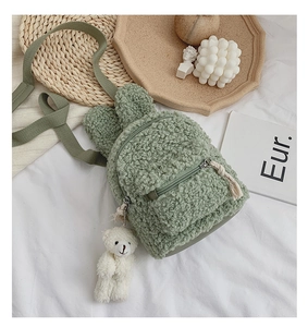 Détail du sac à dos enfant en laine d'agneau vert clair avec oreilles de lapin et ours