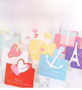 Vue à plat de cartes de vœux colorées faites main avec des formes de cœur et d'ancre