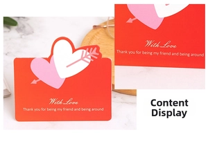 Gros plan d'une carte de vœux romantique cœur 3D sur fond de marbre élégant