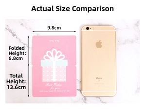Comparaison de taille d'une carte rose de 9,8 cm de large et 13,6 cm de hauteur