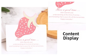 Détail de la carte de vœux fraise rose avec texte sur fond de marbre élégant