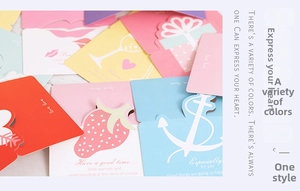 Détail de cartes de vœux colorées en forme de cœur et de fraise avec typographie