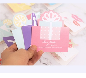 Gros plan de cartes de vœux pastel avec bordures dorées et messages de vœux en anglais