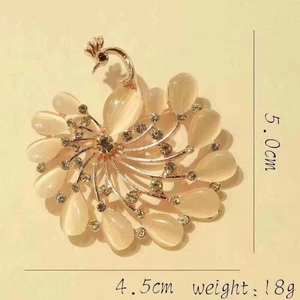 Detailed size specifications for the peacock brooch with dimensions of 5.0cm by 4.5cm
