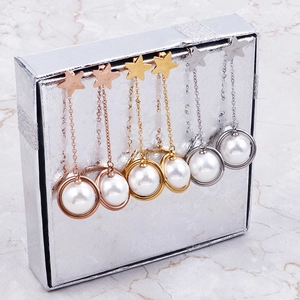 Star tassel earrings with pearls in rose gold, gold and silver on a gift box