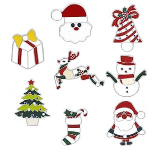 Detailopname van kleurrijke kersthangers van legering met kerstman en rendier motief