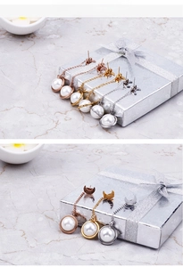 Vue détaillée des boucles d'oreilles lune avec perles pendantes en trois finitions
