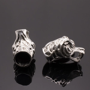 Détails macro des perles de tête de dragon en alliage rétro avec finition argent antique