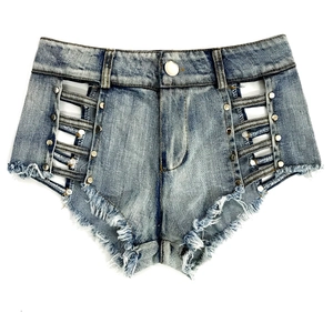 Dettaglio di pantaloncini di jeans con fettuccia traforata laterale e borchie in metallo