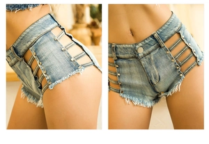 Detail von hellblauen Denim-Shorts mit seitlichen Schnürungen und Metallnieten-Akzenten