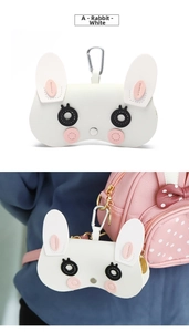 Détail de l'étui à lunettes lapin blanc avec oreilles et clip de suspension argenté