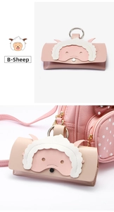 Détail de l'étui à lunettes en cuir mouton rose avec anneau fixé à un sac à dos