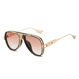 Luxuriöse Pilotenbrille mit schwarz-goldnem Metallrahmen und braunen Verlaufsgläsern