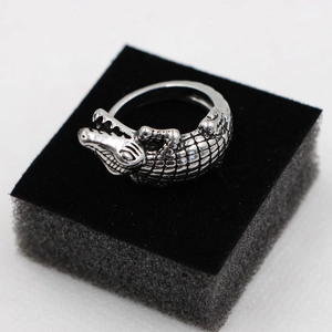 Silver crocodile shaped alloy ring with detailed scales and a vintage heavy metal rock finish