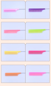 Griglia con vari colori di pettini per capelli in plastica con coda in metallo sottile