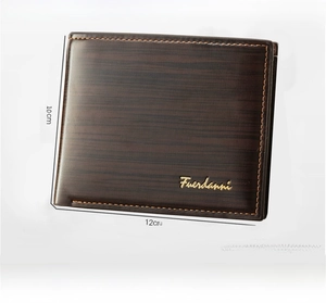 Détail du portefeuille en similicuir marron avec grain de bois et logo métallique