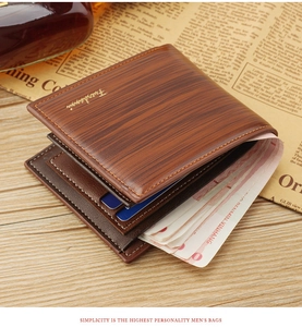 Détail du portefeuille en cuir marron foncé montrant les fentes pour cartes et l'intérieur