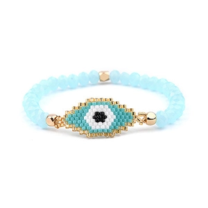 Detailsicht des handgefertigten Miyuki-Perlen-Armbands mit blauem Evil-Eye-Symbol