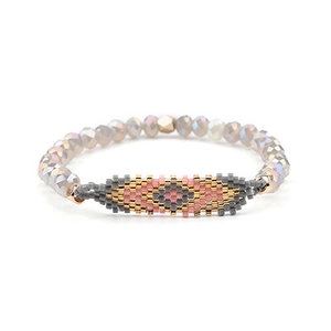 Detailansicht eines Miyuki-Perlenarmbandes mit grauen facettierten Kristallperlen