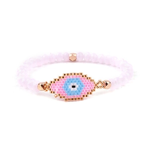 Nahaufnahme eines handgefertigten Miyuki Perlenarmbands mit bösem Blick Motiv