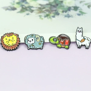 Set di spille smaltate con animali: riccio, pecora, tartaruga e alpaca colorati