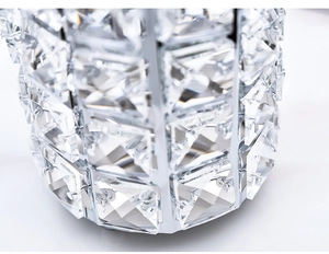 Detail von Kristall-Pinselhalter mit poliertem Silbermetall und facettiertem Glas