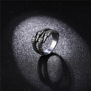 Anillo de garra de dragón gótico en plata vintage con textura de escamas detallada