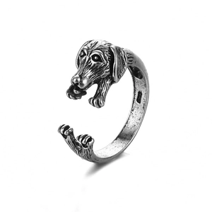 Detalle macro de anillo punk de perro ajustable con textura antigua y diseño de patas