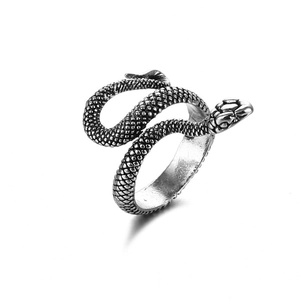 Primer plano de un anillo de serpiente punk con escamas detalladas y textura de plata oxidada